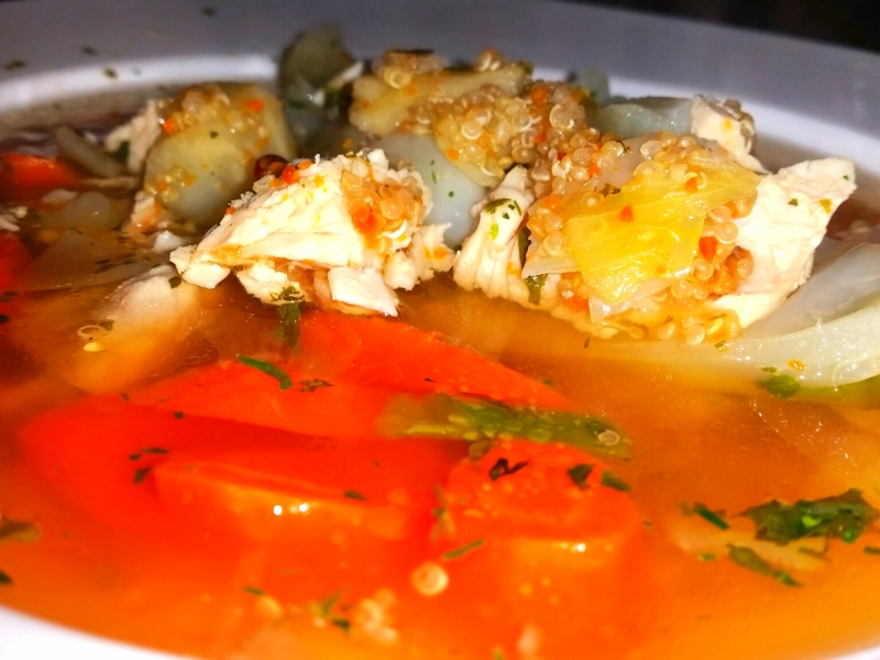 Rozgrzewająca zupa rosołowa z kurkumą i komosą ryżową ok. 233 kcal